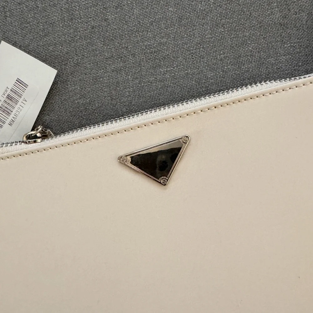 Faux leather trendy chain shoulder bag in cream - Picture 5 of 7